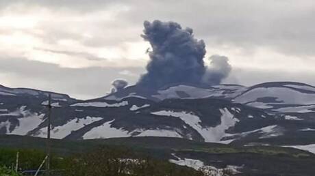 بركان إيبيكو يقذف عمودا من الرماد البركاني دون أضرار