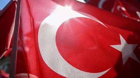 مطربة يونانية ترفض الغناء بحفل في تركيا احتجاجا على رفع العلم التركي وصور أتاتورك