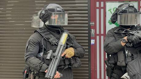وسائل إعلام فرنسية: الشرطة تبحث في مترو باريس عن رجل يرتدي سترة ناسفة
