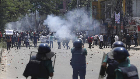 إصابة 104 شرطة و30 صحفيا باشتباكات عنيفة في بنغلاديش (فيديو)