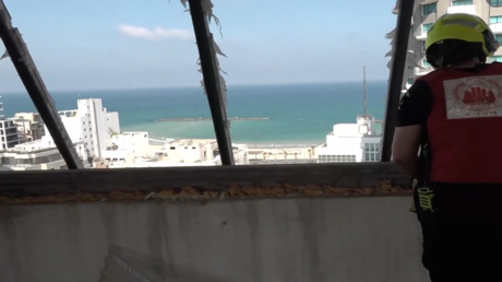آثار هجوم المسيّرة الحوثية على تل أبيب