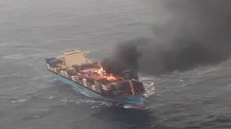 اندلاع حريق ضخم في سفينة شحن قبالة سواحل غوا جنوب غربي الهند (فيديو)