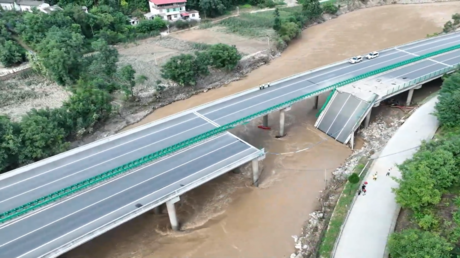 مقتل 11 شخصا بسبب انهيار جسر عملاق في الصين (فيديو)