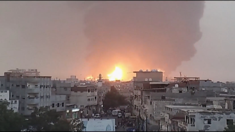 مشاهد جديدة لحريق هائل في الحديدة اليمنية جراء غارات إسرائيلية على خزانات للنفط