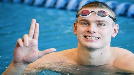 السباح الروسي الوحيد في أولمبياد باريس 2024 يبرز الاعتماد الأولمبي كرياضي محايد (صورة)