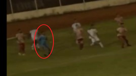 حارس مرمى في الدوري البرازيلي ينقذ فريقه من الخسارة بتسجيله هدفا قاتلا بضربة مقصية (فيديو)
