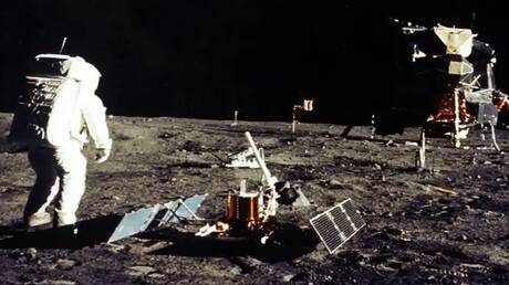 حينما سأل مخرج رائد فضاء أمريكيا: استحلفك بالإنجيل.. هل وطأت قدماك سطح القمر؟