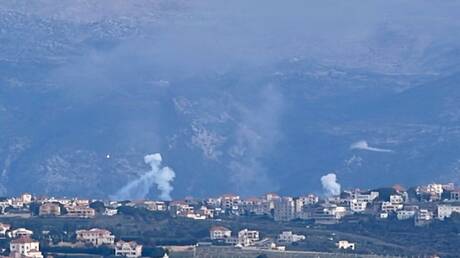 مسيّرة اسرائيلية تستهدف سيارة على طريق بلدة شقرا في جنوب لبنان (صور)