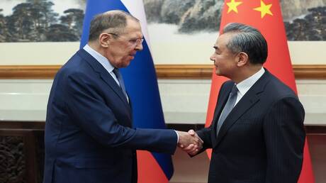 لافروف يدعو نظيره الصيني إلى العمل معا لمنع تدخل القوى الخارجية في شؤون 