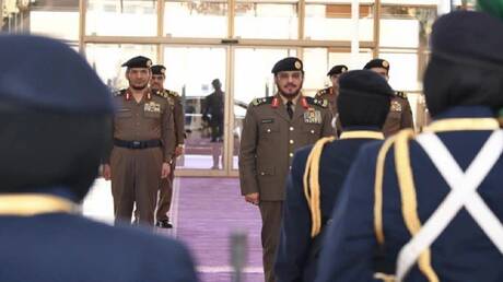 بالزي العسكري والسلاح.. مجندات سعوديات يؤدين فقرات عرض تخرجهن في الرياض (فيديوهات)