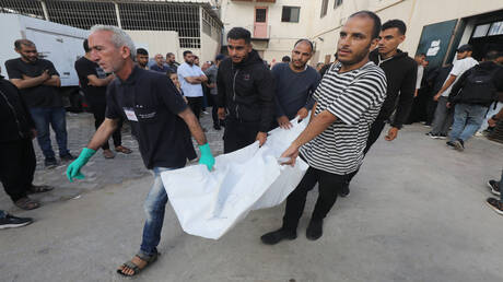 مقتل 30 شخصا بقصف إسرائيلي لمستشفى ميداني في مدرسة نازحين وسط قطاع غزة