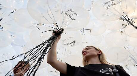 بالونات بيضاء إلى سماء دونباس في ذكرى الأطفال ضحايا قصف قوات كييف (فيديو+صور)