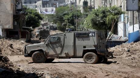 الجيش الإسرائيلي ينفذ غارة بطائرة مسيرة في مخيم بلاطة بالضفة الغربية (فيديو)