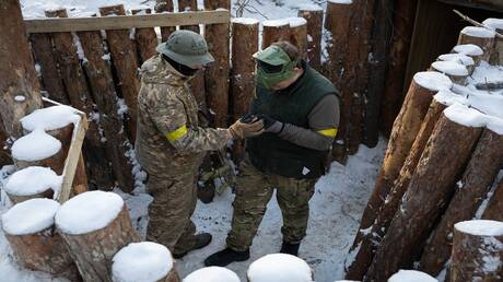 ضابط أمريكي يؤكد أن الجيش الأوكراني يستسلم جماعيا على طول خط الجبهة