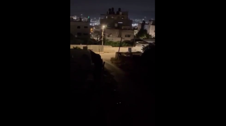 وسائل إعلام: تعزيزات عسكرية إسرائيلية تقتحم مخيم بلاطة في مدينة نابلس بالضفة الغربية (فيديو)