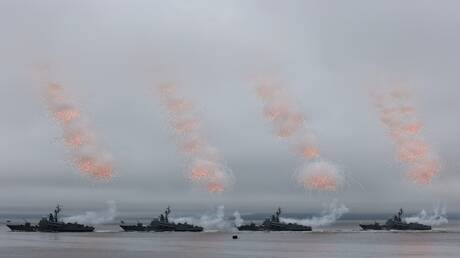 السفن الروسية تحتفل في فلاديفوستوك بيوم البحرية (فيديو)