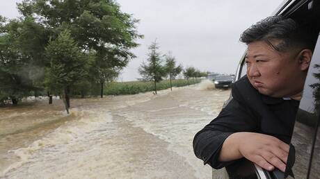 زعيم كوريا الشمالية يقود عملية إنقاذ السكان في المناطق المتضررة من الفيضانات (صور)