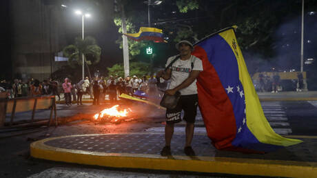 أعمال شغب تطال السفارة الأرجنتينية وتمثال تشافيز في فنزويلا (فيديو)