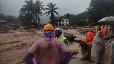أمطار غزيرة وانهيارات أرضية تقتل أكثر من 40 شخصا جنوب الهند (فيديو)