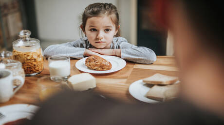 دراسة: الأطفال الذين يفوتون وجبة الإفطار هم الأقل رضا عن الحياة