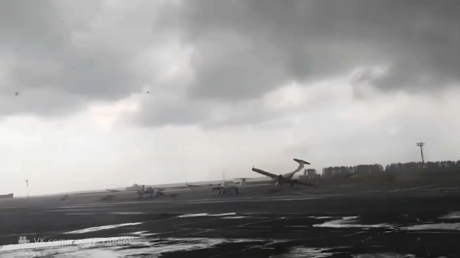 شاهد.. إعصار قوي يبعثر الطائرات في مطار روسي