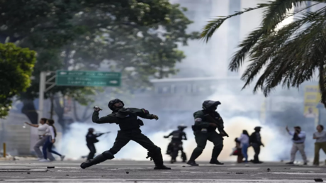 كولومبيا تنصح الولايات المتحدة برفع الحصار عن فنزويلا ورفع العقوبات لتخفيف  الهجرة