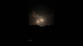 مراسل RT: الجيش الإسرائيلي يلقي قنابل ضوئية بشكل مكثف شمال مخيم النصيرات وسط غزة (صور + فيديو)