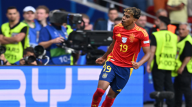 "كش ملك".. لامين جمال يدخل في مناوشات مع نجم منتخب فرنسا قبيل لقائهما في نصف نهائي يورو 2024 (صورة)