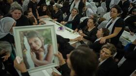 بنعوش بيضاء.. الآلاف يشيعون ضحايا صاروخ مجدل شمس (فيديو)