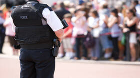 إصابة أكثر من 20 ضابط شرطة في أعمال شغب في بريطانيا (فيديو)