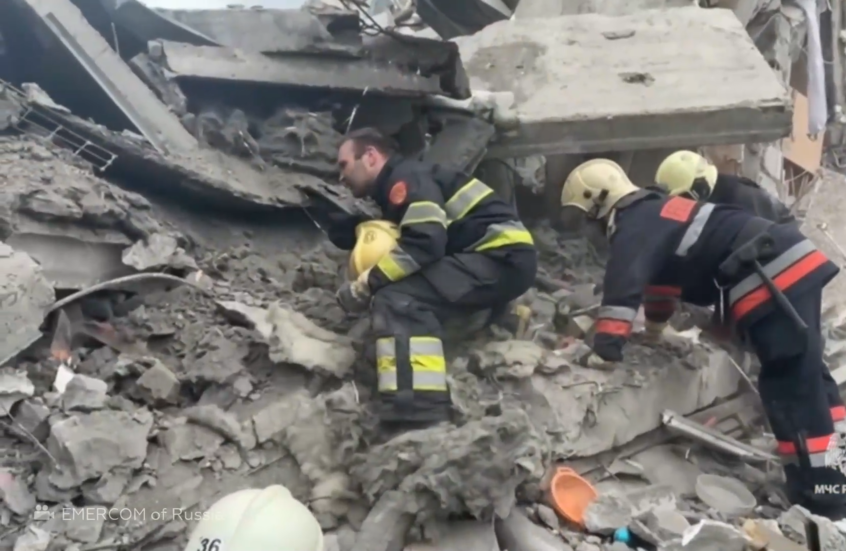 إنقاذ طفلة من تحت أنقاض المبنى السكني المنهار في جنوبي روسيا