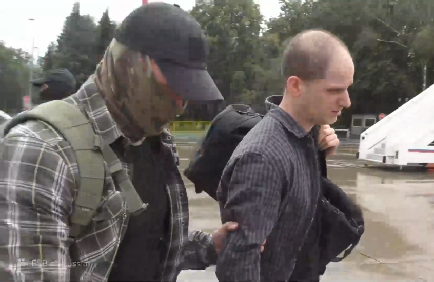 لقطات لسجناء يستقلون طائرة روسية في إطار أكبر صفقة تبادل سجناء بين روسيا والغرب