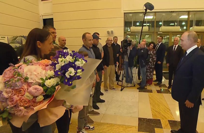 شاهد.. بوتين يهنئ الروس المفرج عنهم بعودتهم إلى وطنهم ويشكرهم على ولائهم لروسيا