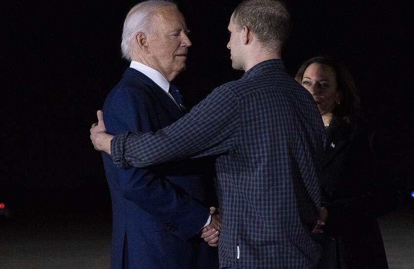 التهكم يلاحق بايدن وهاريس بعد استقبالهما الجواسيس المفرج عنهم في روسيا (فيديو)