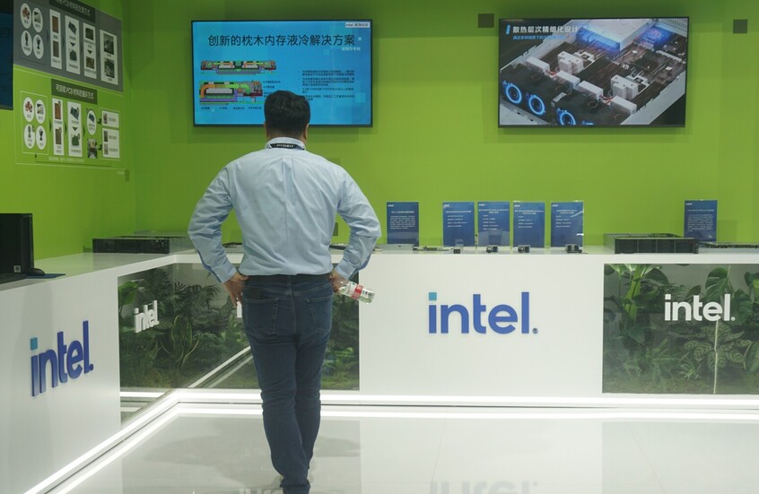 "إنتل" تسرّح 15% من موظفيها وتعلق توزيع الأرباح