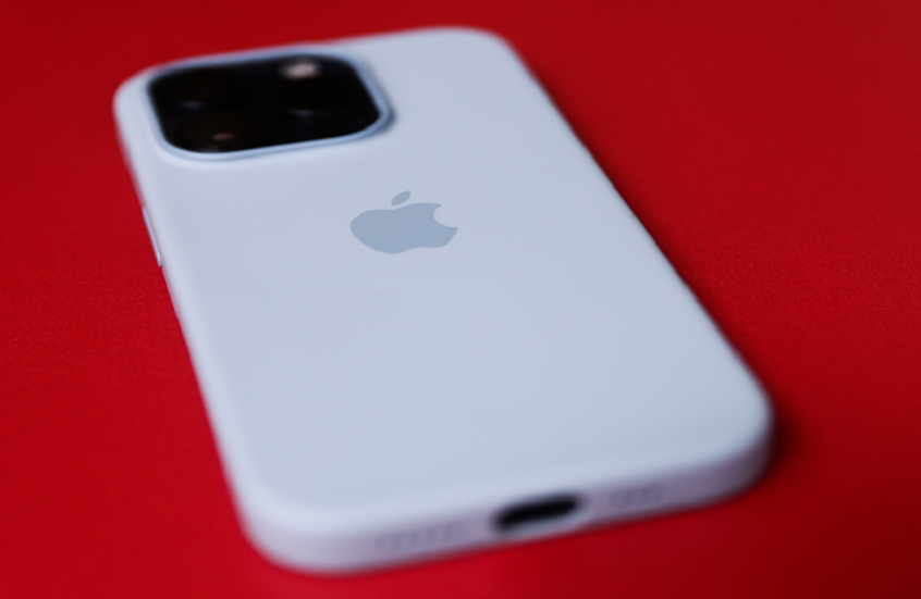 ميزة في "آيفون" قد تتيح لآبل تعقب المستخدمين سرا