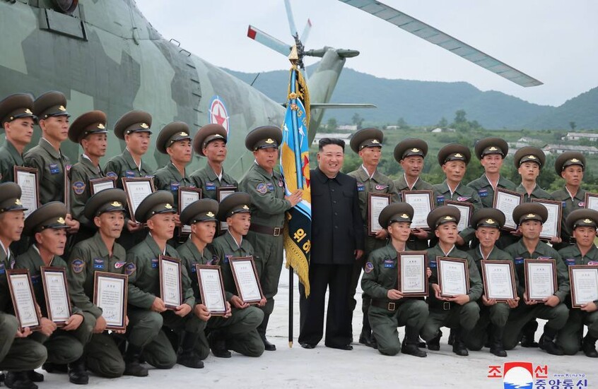 زعيم كوريا الشمالية يزور وحدة مروحيات تابعة للقوات الجوية