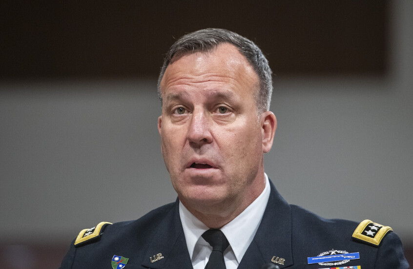"أكسيوس": قائد القيادة المركزية الأمريكية يصل إلى الشرق الأوسط
