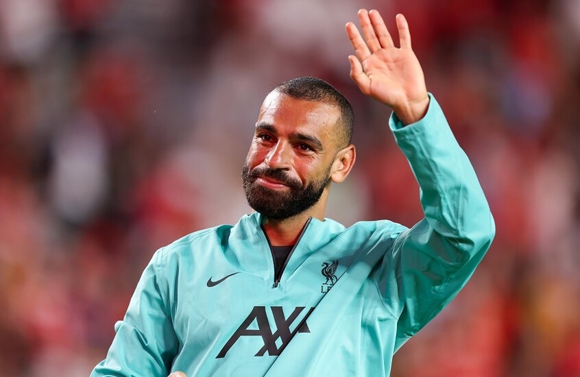 قام بإزاحة شعرها.. محمد صلاح يداعب مدربة اللياقة البدنية (فيديو)