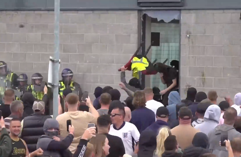 متظاهرون يهاجمون فندقا لإيواء المهاجرين في بريطانيا