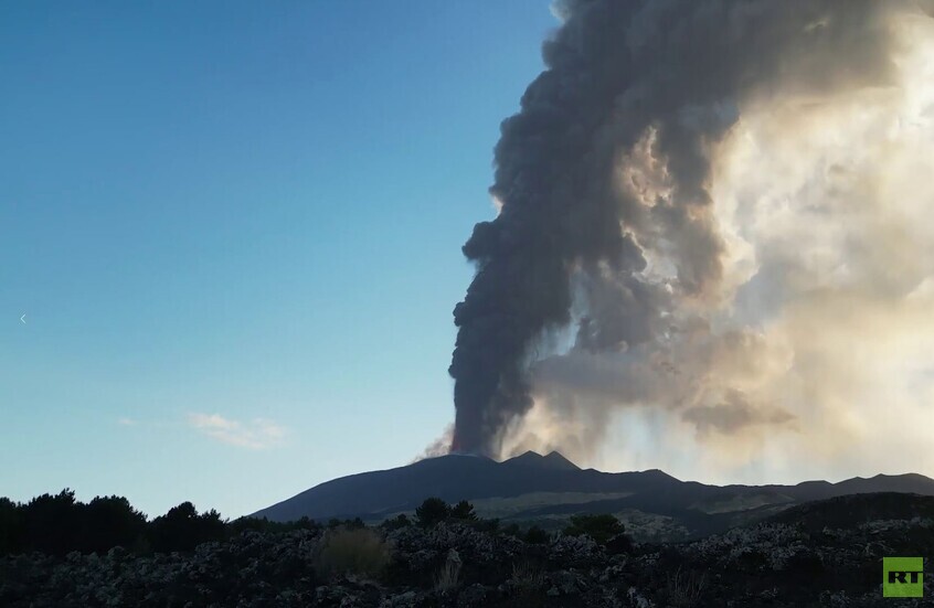 بركان إتنا في جزيرة صقلية الإيطالية يقذف حممه