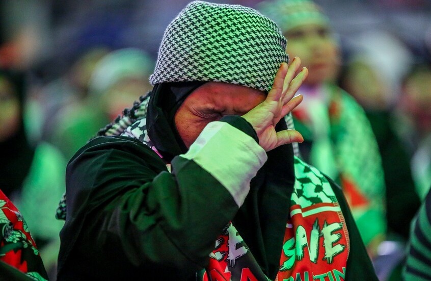 "دمك لن يبقى على الأرض".. رفع صور كبيرة لإسماعيل هنية في إسطنبول