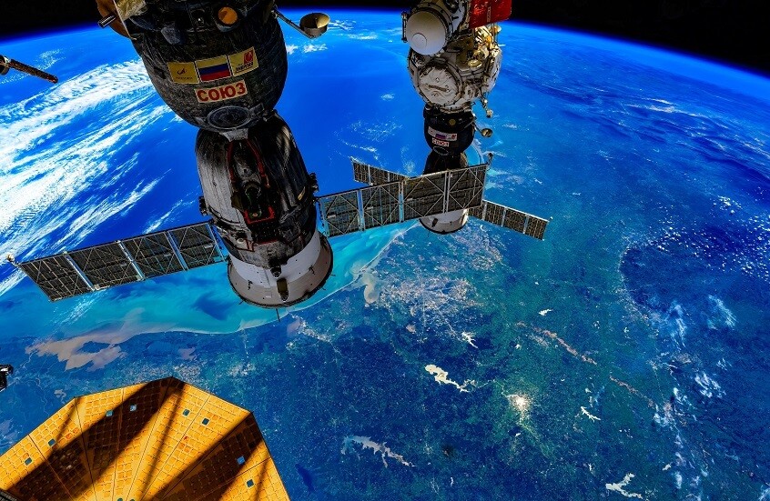 رواد الفضاء الروس يختبرون جهازا جديدا للاتصالات الفضائية