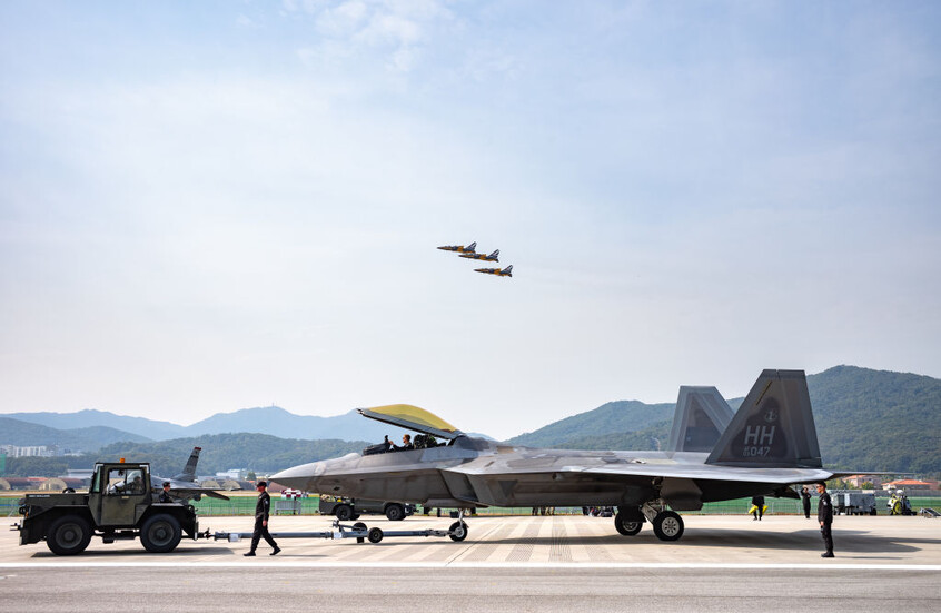 الولايات المتحدة تنشر مقاتلات "إف-22" في الشرق الأوسط