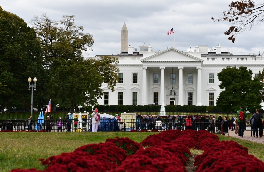 البيت الأبيض: الولايات المتحدة نشرت "قدرا هائلا من القوات العسكرية" في الشرق الأوسط