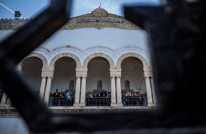 بينهم أجانب.. القضاء التونسي يقرر الاحتفاظ بـ 9 أشخاص بتهمة التآمر على أمن الدولة بقصد التجسس