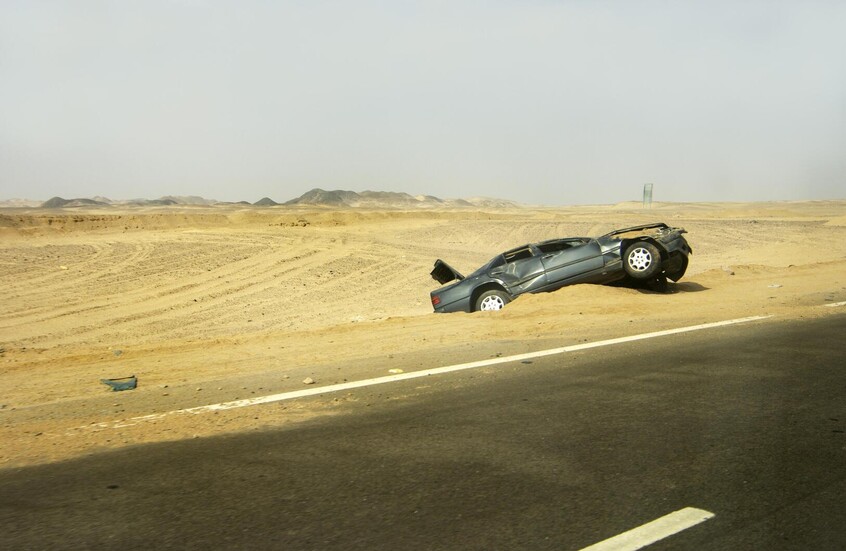 خلال عودتهم من حفل زفاف.. مصرع طفل وإصابة 4 أشخاص بانقلاب سيارة في محافظة أسوان المصرية