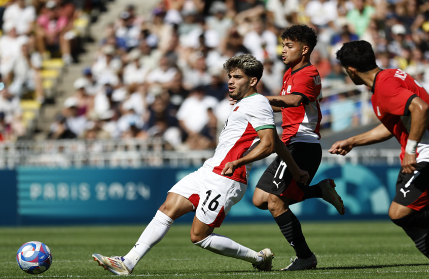 صورة للاعب منتخب مصر مع الحكم قبل نهاية مباراة "الفراعنة" ضد المغرب تشعل مواقع التواصل