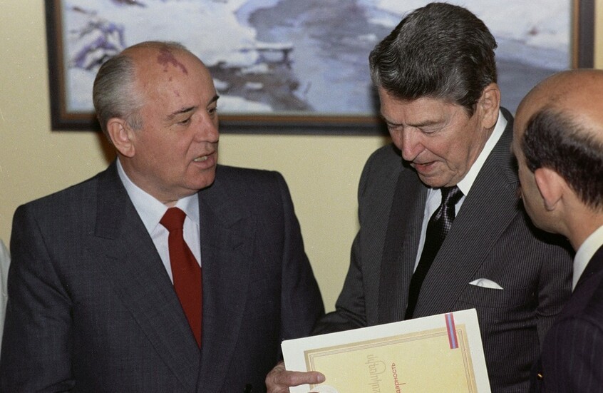 "الصواريخ النووية تنطلق بعد 5 دقائق" .. مزحة ريغان السمجة كانت متوافقة مع خططه