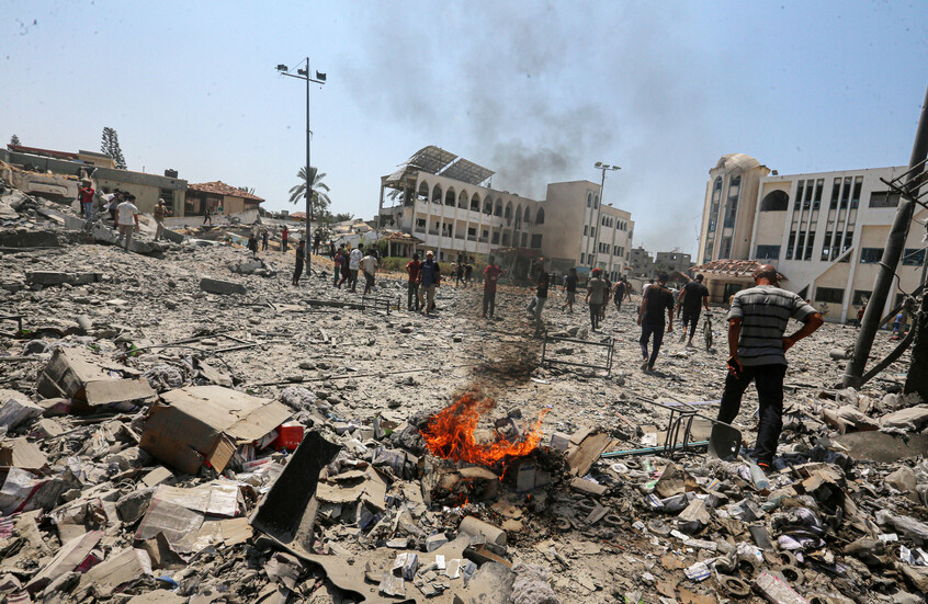 الجيش الإسرائيلي يقصف برجين سكنيين بمدينة حمد شمال خان يونس (فيديو)